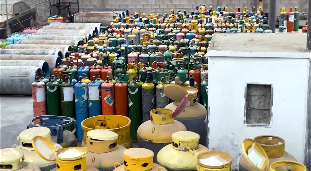 Cilindros de refrigerante organizados por tipo de gas