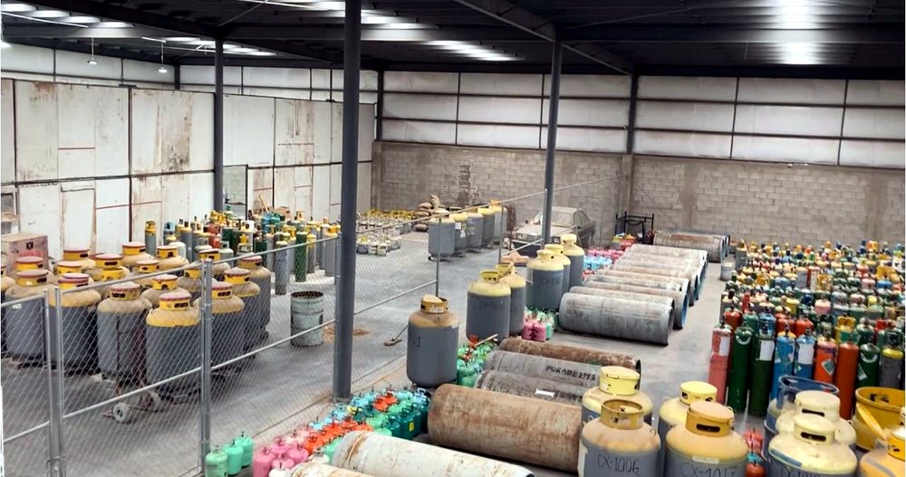 Nave con almacenamiento segregado y seguro de cilindros de refrigerante