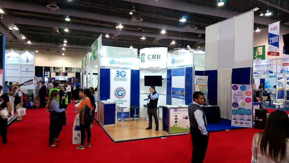 Stand de Silver Breeze CRR en AHR Expo México con el emblema 30 años del Protocolo de Montreal